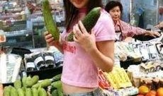 美女孤独吃瓜群众,孤独中的美食慰藉