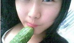 美女孤独吃瓜群众,孤独中的美食慰藉