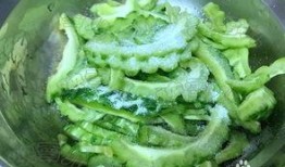 晚餐吃凉瓜炒蛋,凉瓜炒蛋，营养美味两不误