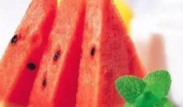 金勺挖西瓜吃瓜,尽享甜蜜滋味