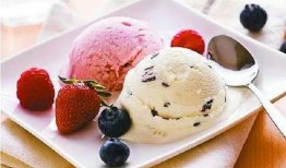 万洁吃冰激凌吃瓜视频,夏日清凉趣味十足