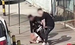 大妈抓大爷吃瓜,一场社区里的趣味风波