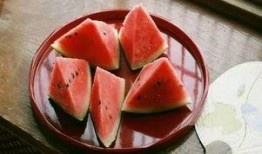 金勺挖西瓜吃瓜,尽享甜蜜滋味