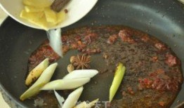 姿态吃瓜香锅,香锅美食新风尚